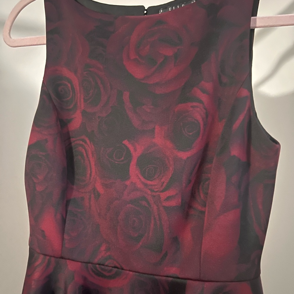 RW&CO. Spécial Édition ELLE Wine and Black Rose-Print High-Low Fit & Flare Dress - Picture 5 of 16